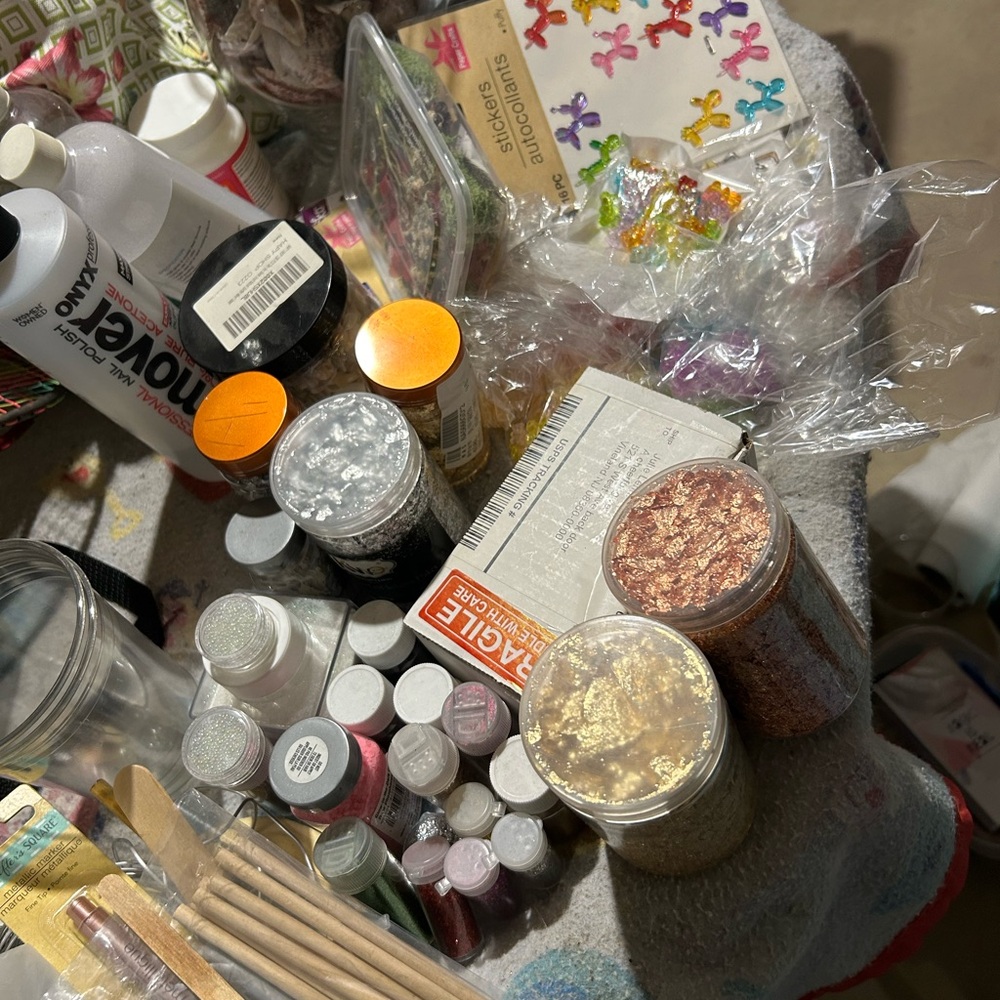 🖼️ Epoxy resin mixed supplies and molds